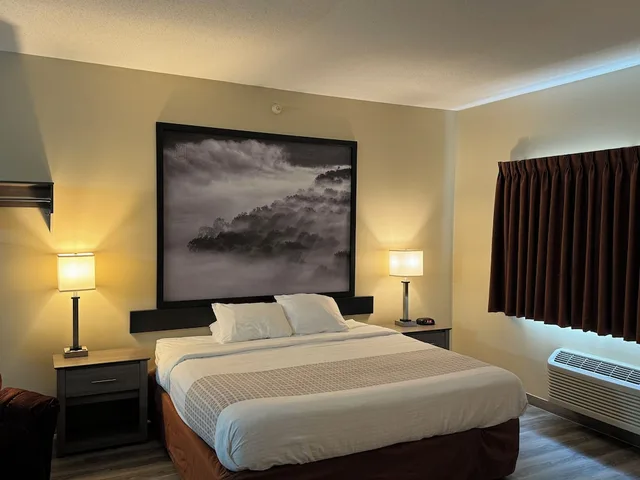 غرفة بسرير كوين لذوي الإعاقة، Super 8 by Wyndham Mason City 1/5