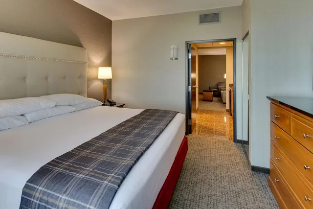 جناح بسرير كينج بغرفتين مع أريكة في طابق مرتفع، Drury Inn and Suites Phoenix Happy Valley 4/10