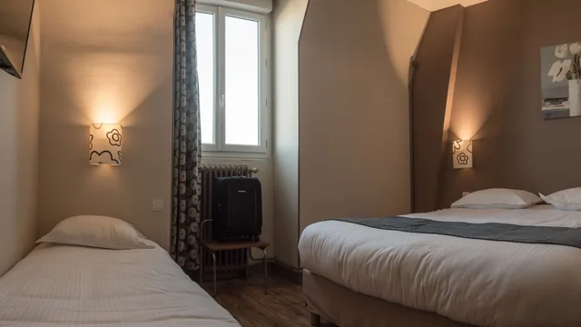 غرفة كومفورت ثلاثية بسرير كوين بغرفة نوم واحدة بحمام خاص مع أريكة، Logis Hotel Le Majestic 3/9