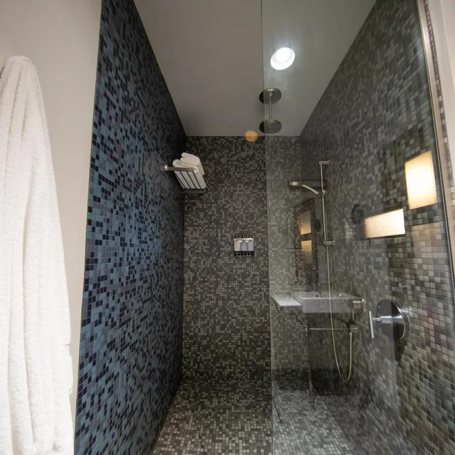 غرفة بسرير كوين، Modern Hotel And Bar 7/10