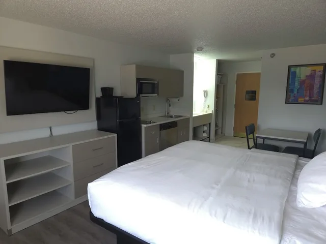 غرفة بسرير كينج، MainStay Suites LeClaire - Quad Cities 1/2