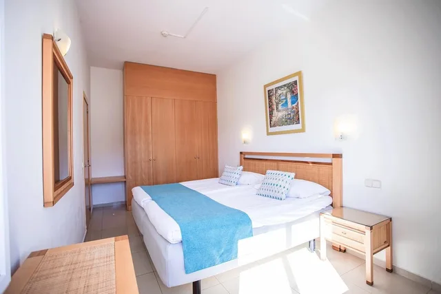 شقة ملكية بشرفة مفردة بسريرين منفصلين بإطلالة جزئية على البحر مع أريكة، Servatur Terrazamar & Sun Suite 3/6