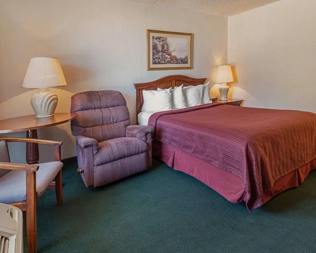 غرفة قياسية بسرير كوين، Quality Inn Ennis 4/9