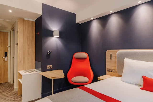 Standard, Queen Bed, Top Floor, Holiday Inn Express Liverpool Central an IHG Hotel 2/4