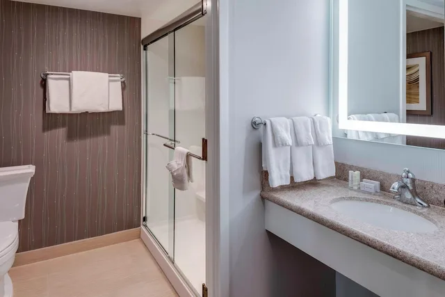 Room, King Bed, Balcony, Accessible, Courtyard By Marriott Portsmouth 4/5