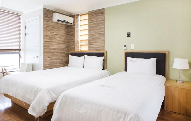 غرفة ديلوكس بسرير مزدوج وسرير فردي بمطبخ صغير، Good Morning Residence Hotel Hue 1/2