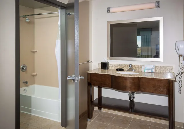جناح استوديو بسرير كينج بشرفة مع أريكة، Hampton Inn and Suites Suisun City Waterfront 5/5