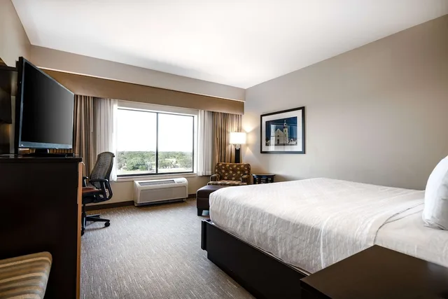 غرفة قياسية بسرير كينج لذوي الإعاقة، Best Western Premier Bryan College Station 1/9