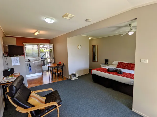 Studio, King Bed, Cascade Garden Apartments 4/4