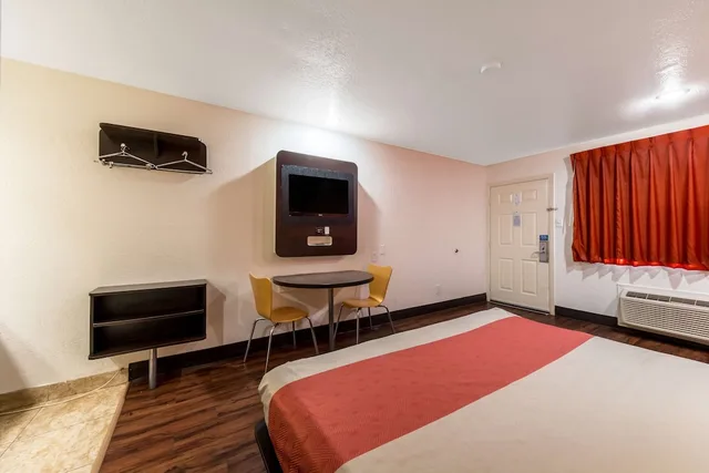 غرفة قياسية بسرير كينج، Motel6 San Antonio, TX - Frost Bank Center 8/10