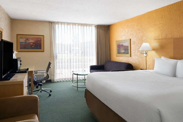 غرفة ديلوكس بسرير كينج، Ramada by Wyndham Tucson 1/2