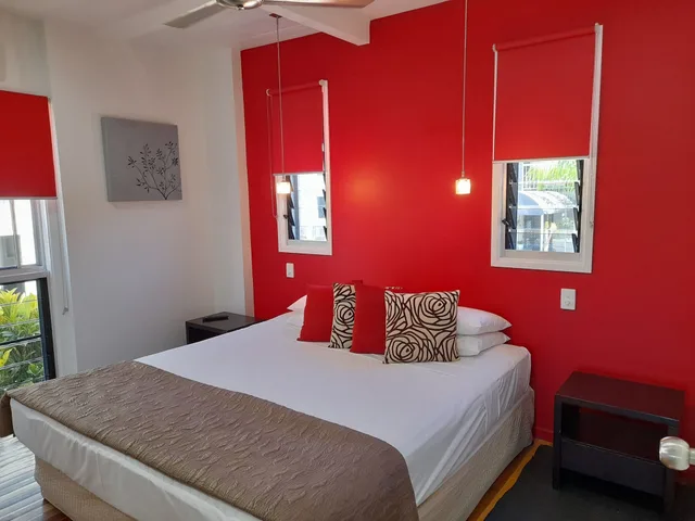 شقة سوبيريور بسرير كينج وسريرين منفصلين بإطلالة على المرسى بغرفتي نوم، Airlie Apartments 2/6