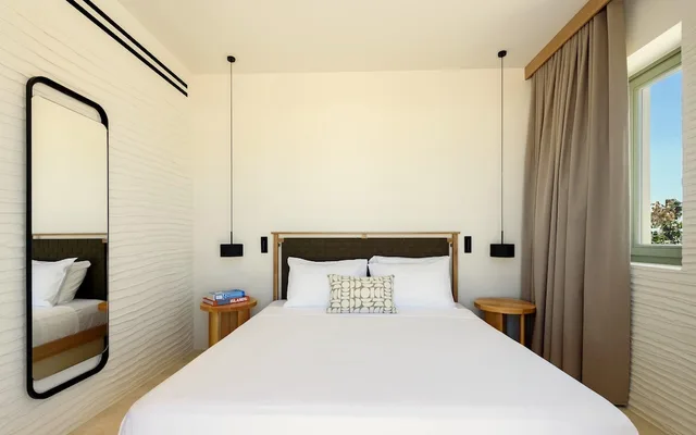 جناح بسرير كينج بإطلالة على البحر بغرفة نوم واحدة بجاكوزي، Parian Chronicle Hotel Paros 2/6