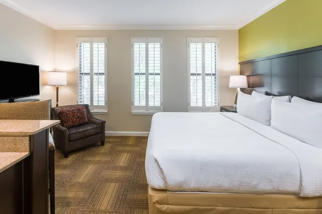 جناح استوديو بسرير كينج بمطبخ، Staybridge Suites Savannah Historic District 1/4