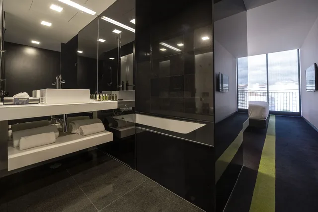غرفة بسريرين منفصلين بشرفة بإطلالة، Doubletree By Hilton Lisbon Fontana Park 8/10