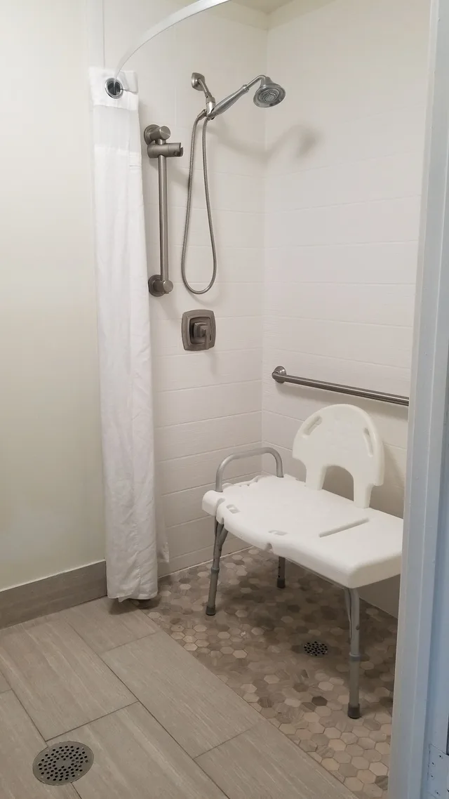 Standard, King Bed, Accessible, Holiday Inn Express Saint Simons Island 10/10
