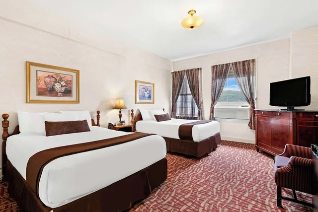 غرفة قياسية بسريرين كوين لذوي الإعاقة، Genetti Hotel SureStay Collection By Best Western 2/8