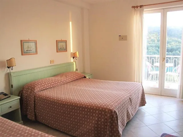 غرفة كلاسيكية بسريرين منفصلين بشرفة بإطلالة جزئية على البحر، Hotel Dania 7/10