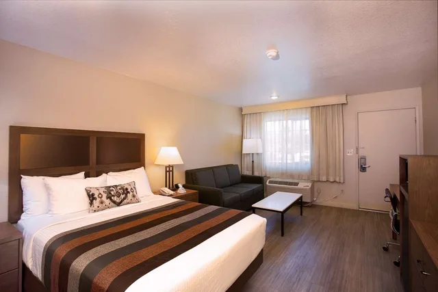غرفة بسرير كينج مع أريكة، Best Western Sandman Hotel 1/6