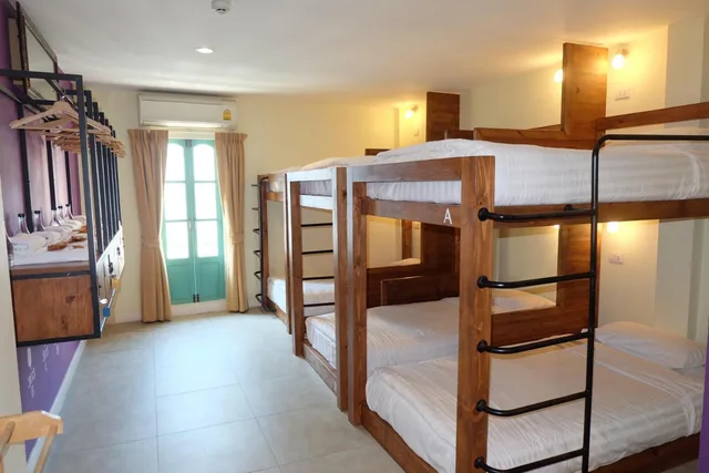 غرفة عائلية بأسرّة بطابقين بحمام خاص، Siri Poshtel Bangkok 2/10