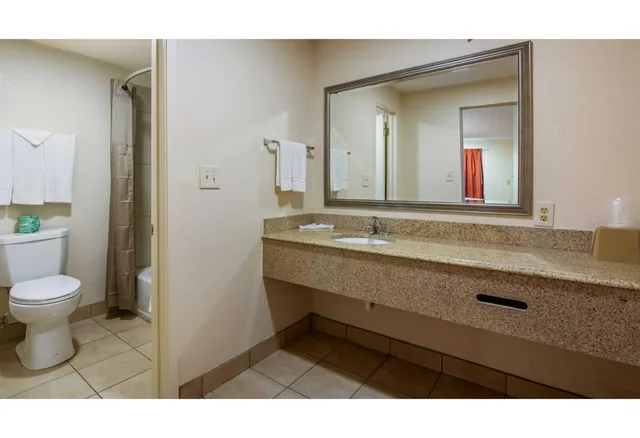 غرفة بسرير كوين للمدخنين، Motel6 Winnie Tx 2/2