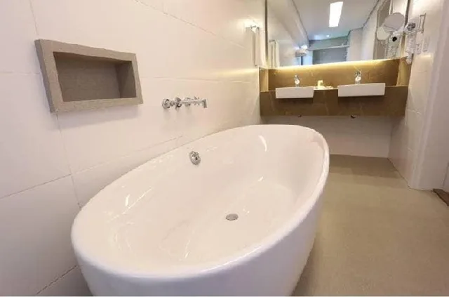 Suite, Oasis Plaza 7/9
