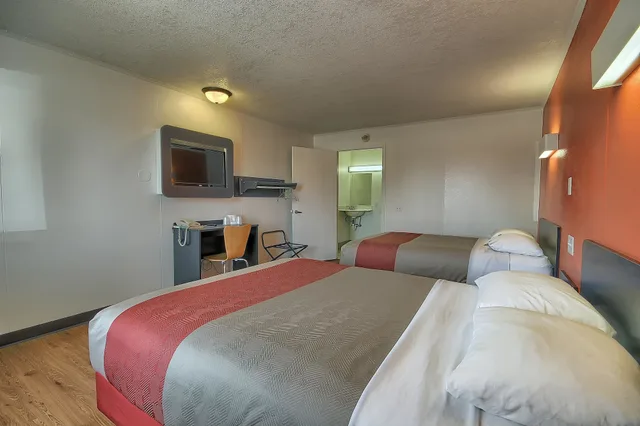 غرفة قياسية بسريرين كوين للمدخنين، Motel6 Lima, OH 3/6
