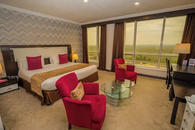 غرفة ديلوكس بسرير مزدوج وسرير فردي بإطلالة على المتنزه، Panari Hotel 1/3
