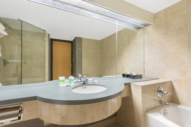 غرفة بسرير مزدوج، Ramada Plaza By Wyndham Prince George 2/2