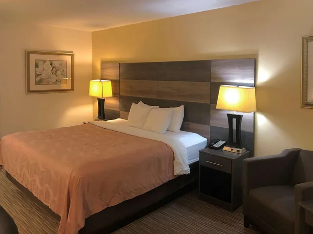 غرفة بسرير كينج لذوي الإعاقة، Quality Inn Bennettsville, SC 2/6