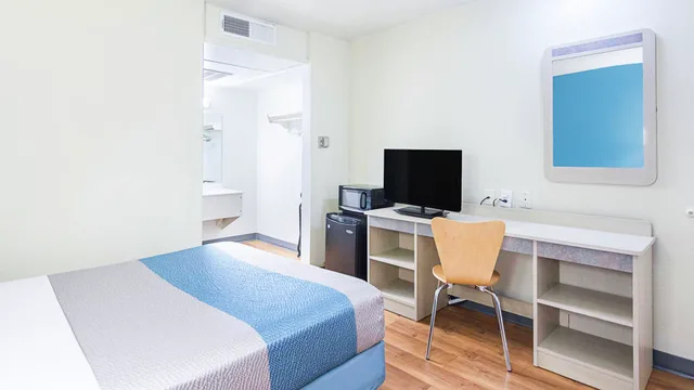 1 Full Bed - Mobility Access Tub, Nsmk، Motel6 Fredericksburg, VA - North 4/5