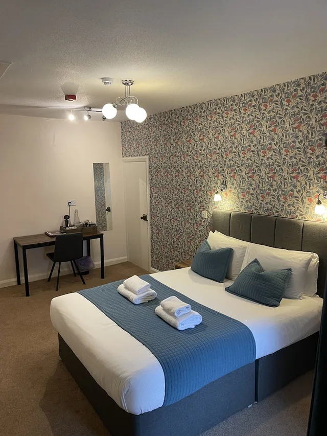 Room, King Bed, Wheatsheaf 1/2