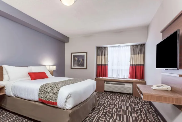 2 Rooms, Suite, Queen Bed, Microtel Inn And Suites By Wyndham Kirkland Lake 1/3