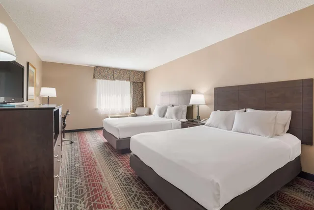 غرفة بسريرين كوين يُسمح فيها بالحيوانات الأليفة، Saranac Lake 4/8