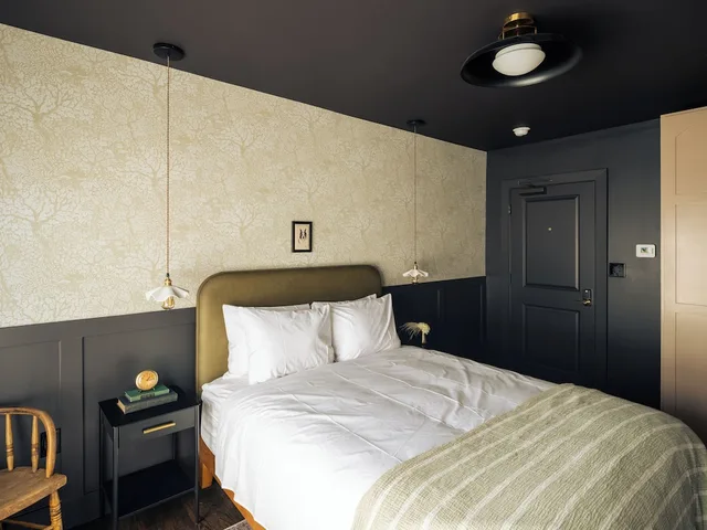 غرفة بسرير كوين، The Madison Hotel 1/2