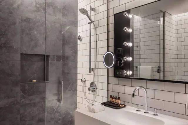 غرفة متصلة عائلية بسرير كينج وسريرين مزدوجين، The WB Abu Dhabi, Curio Collection by Hilton 10/10