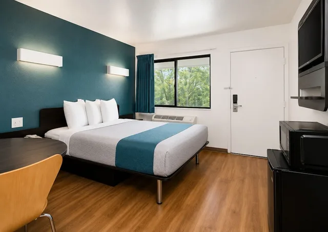 غرفة قياسية بسرير مزدوج، Motel6 Camarillo, CA 5/10