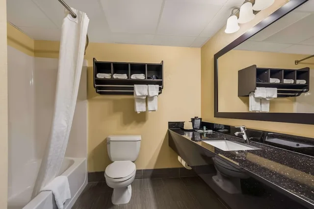غرفة قياسية بسرير كينج، Best Western Bradbury Inn & Suites 7/7