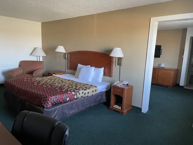 جناح بسرير كينج لذوي الإعاقة، Econo Lodge Kalamazoo MI 2/5