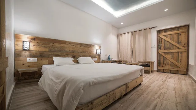 غرفة ديلوكس بسرير كينج، Hill Top Swiss Cottage 1/2
