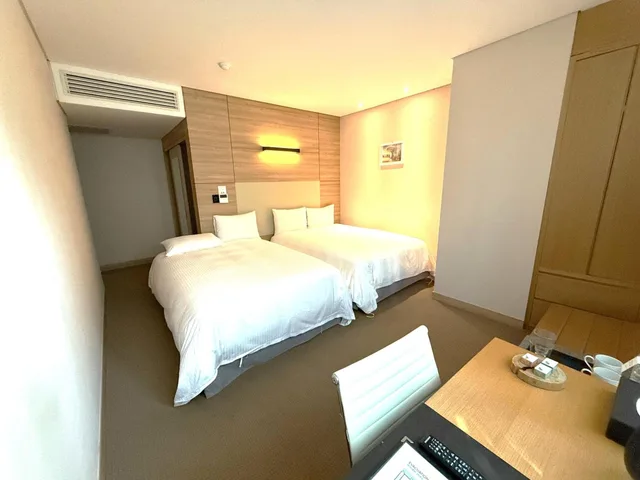 جناح بسريرين مزدوجين بشرفة بمنطقة جلوس، ACUBE HOTEL 8/10