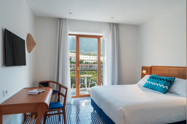 غرفة قياسية بسرير مزدوج أو سريرين منفصلين، Grand Hotel Flora Sorrento 3/9