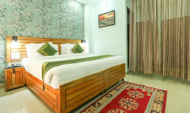 Standard, King Bed, Treebo Roshan House 3/10