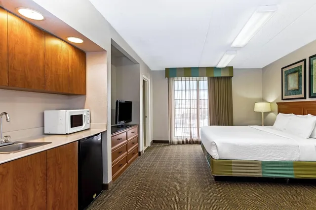 جناح ديلوكس بسرير كينج بغرفة نوم واحدة، Ramada by Wyndham Westminster Denver 1/1