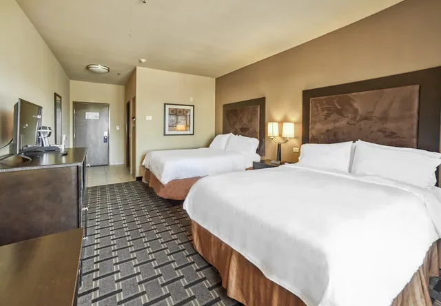 جناح بسريرين كوين مع أريكة بمنطقة جلوس لذوي الإعاقة، Holiday Inn Express Suites Beeville 4/10