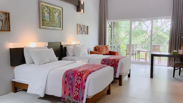 غرفة ديلوكس بسرير كوين وسريرين منفصلين بشرفة، Bukit Daun Hotel Resort 1/1