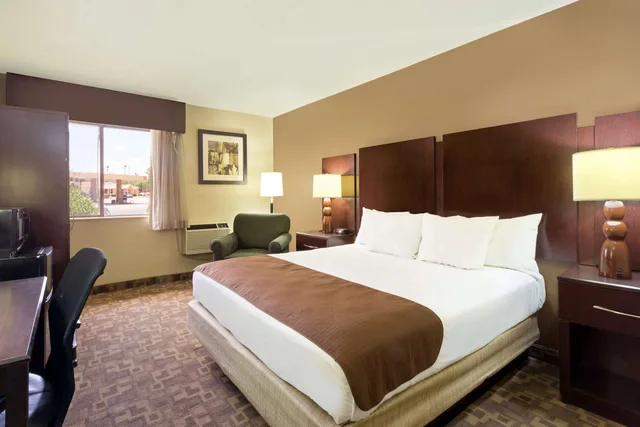 غرفة بسرير كينج، Rodeway Inn & Suites Chandler - Phoenix South I-10 1/1