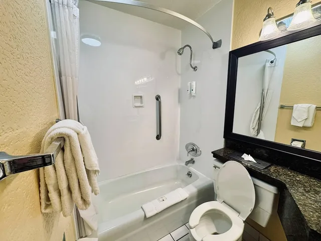 غرفة بسريرين كوين، Quality Inn Conference Center Logansport 3/3