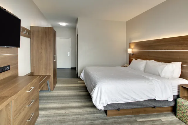 غرفة بسرير كينج بشرفة، Holiday Inn Express Hotel & Suites Laurel 1/1