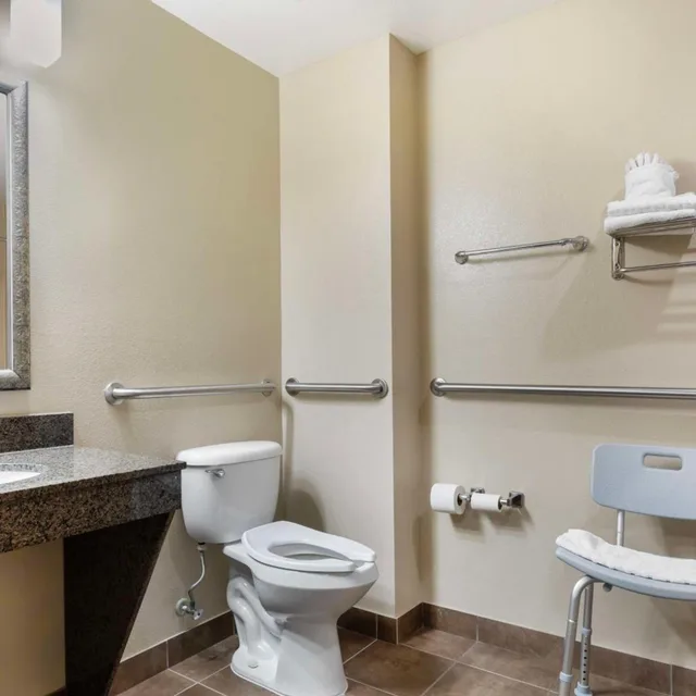 Room, King Bed, Pool Side, Accessible، Best Western Carthage Inn & Suites 5/5